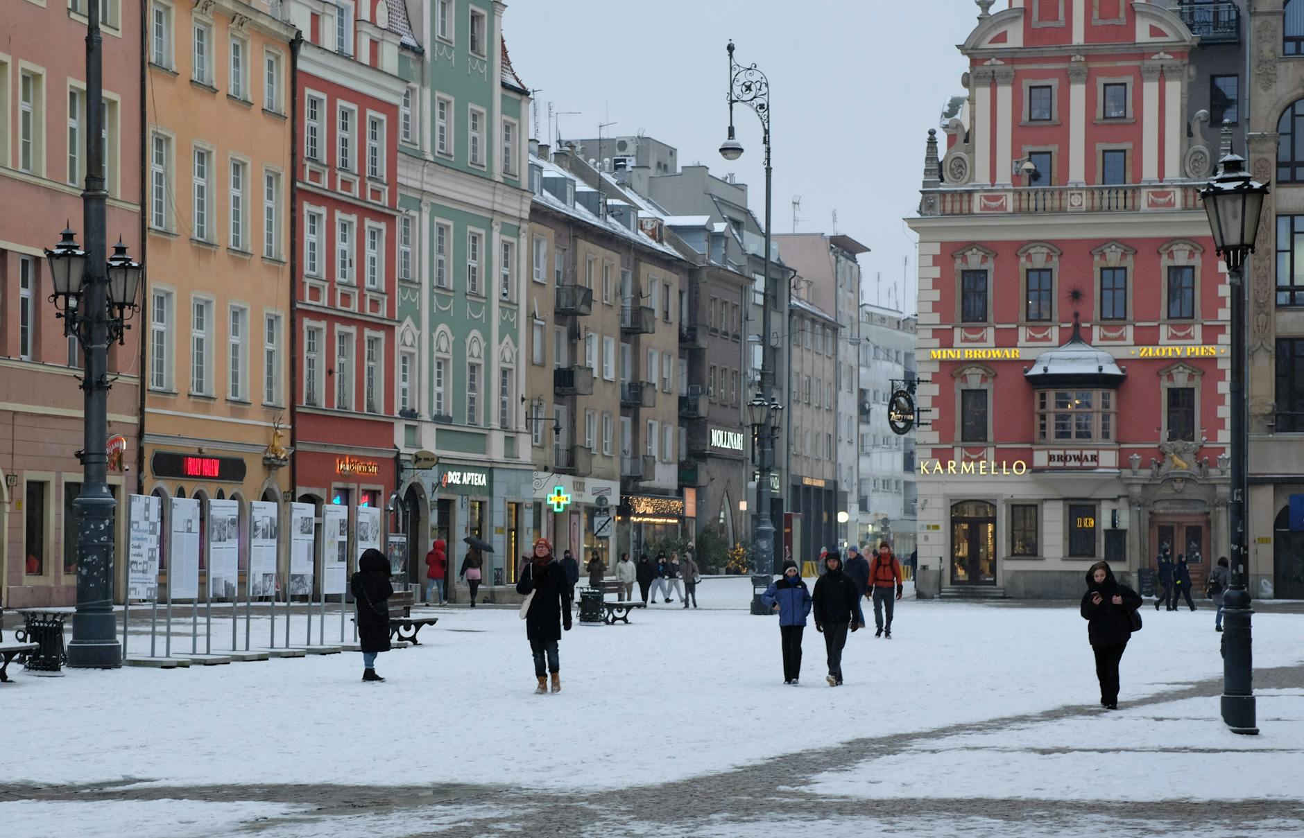 Widok na centrum Milanówka z widocznymi elementami miejskiej infrastruktury i zieleni.